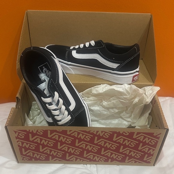 NEW KIDS Vans Classic Black and White Low-Tops size 1 - Picture 3 of 6